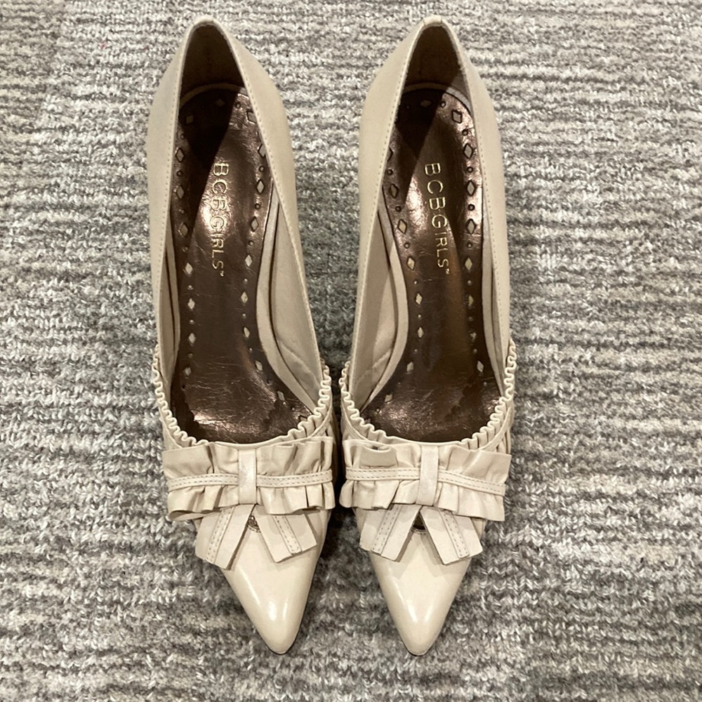 Never worn BCBGirls nude pumps with bow detail sz 5.5